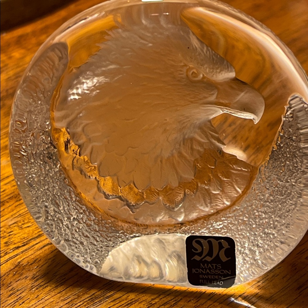 Vintage Mats Jonasson lead crystal American Eagle sculpture. Intaglio etched.NWT
